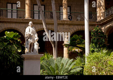 Statua in marmo di Cristoforo Colombo nel cortile del Palacio de los Capitanes Generales, ex Palazzo del Governatore e Foto Stock