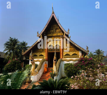 Il Wat Phra Kaew tempio, monaco sulle scale, Chiang Rai, provincia di Chiang Rai, Thailandia del Nord della Thailandia Foto Stock