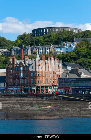 Porto e McCaig's Tower sulla collina, Oban, Scotland, Regno Unito Foto Stock