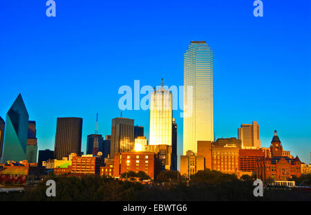 Skyline del centro di Dallas città in sole di sera, USA, Texas, Dallas Foto Stock