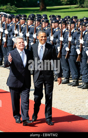 Il presidente Barack Obama durante la cerimonia di benvenuto al Bellevue Palace con il Presidente tedesco Joachim Gauck, Berlin, Berlin Foto Stock