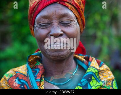 Ritratto di una donna sorridente sospettato di essere una strega del suo villaggio, Burundi, vicino al Parco Nazionale de la Ruvubu, Cankuzo Foto Stock