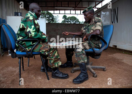 Due soldati responsabili per la sicurezza di un campo buero delle Nazioni Unite stanno svolgendo progetti tra i contenitori con il logo dell'organizzazione, Burundi, Makamba, Makamba Foto Stock