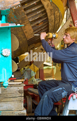 Boatbuilder ripristinando la barca di legno, Germania, Brema Foto Stock