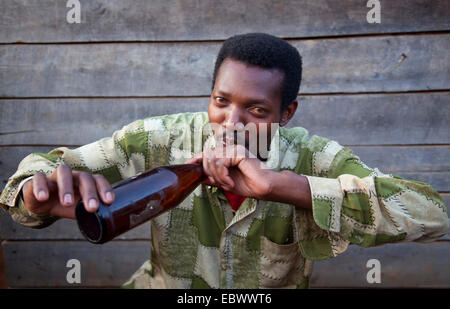 Ubriaco dringing birra tradizionale con una cannuccia, Burundi, vicino al Parco Nazionale de la Ruvubu, Cankuzo Foto Stock