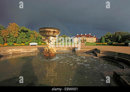 Fontana di fronte Palazzo Oranienbaum, avvicinando temporale, Germania, Sassonia-Anhalt, Dessau Foto Stock