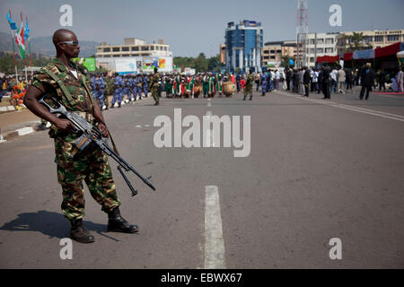 Soldati armati davanti a una folla di persone nel corso di un evento al Giorno di Indipendenza (Juli 1), Burundi Bujumbura Marie, Bujumbura Foto Stock