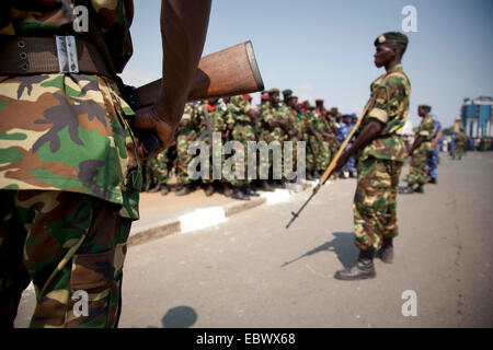 Soldati armati durante un evento al Giorno di Indipendenza (Juli 1), Burundi Bujumbura Marie, Bujumbura Foto Stock