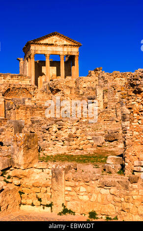 Forum e Tempio Capitolino storica in 2a secolo le rovine Romane di Dougga, Tunisia Foto Stock