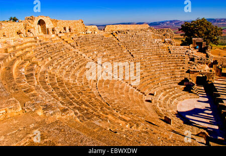 Storico 2 ° secolo ruderi del Teatro Romano in Dougga, Tunisia Foto Stock