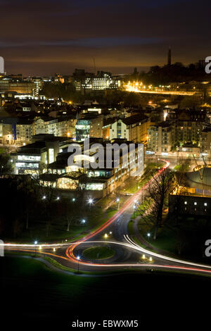 Vista sul parlamento scozzese e il centro di Edimburgo al crepuscolo, Regno Unito, Scozia, Edimburgo Foto Stock