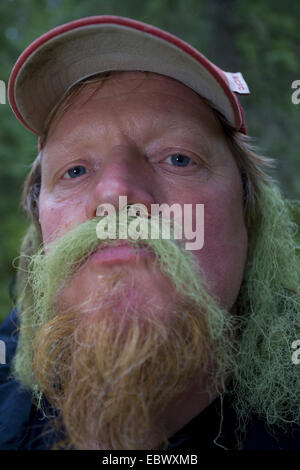 L'uomo 'dressed' in licheni in foresta, Norvegia Foto Stock