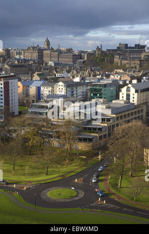 Vista sul parlamento scozzese e il centro di Edimburgo da Salisbury Crags, Regno Unito Regno Unito, Scozia, Edimburgo Foto Stock