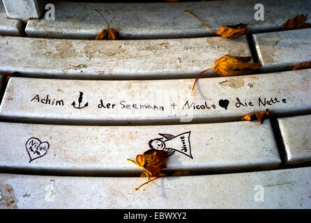 Dichiarazione di amore scritte su una panchina nel parco, Germania Foto Stock