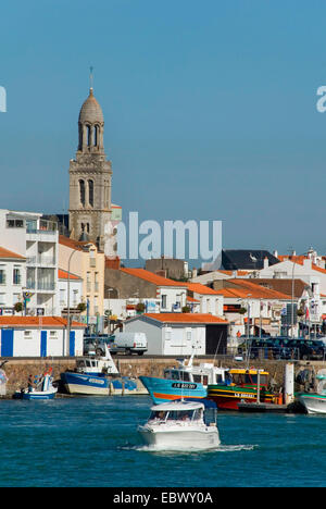 Vista a la città dal porto, Francia, Vendee, Saint-Gilles-Croix-de-Vie Foto Stock