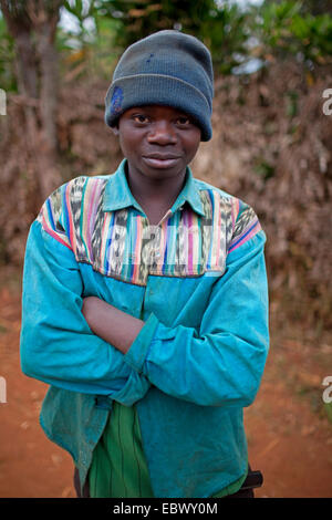 Ritratto di un giovane uomo con bracci ripiegati indossando cappellino, Burundi, Karuzi, Buhiga Foto Stock