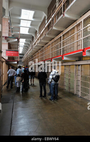 I turisti in un primo blocco di cella di una prigione, Stati Uniti, California, Isola di Alcatraz Foto Stock