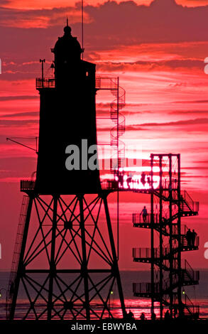 I visitatori sulle scale del faro Obereversand in Dorum Neufeld al tramonto, Germania, Bassa Sassonia, Dorum Foto Stock