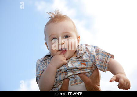 Little Boy viene sollevato Foto Stock