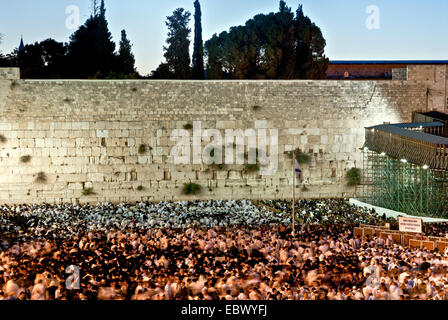 Gli ebrei pregare presso il Muro del Pianto, la Città Vecchia di Gerusalemme Foto Stock