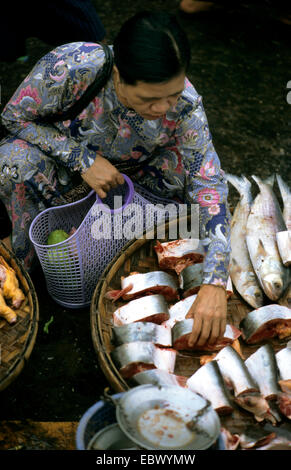 Donna birmano al mercato del pesce, la Birmania Foto Stock