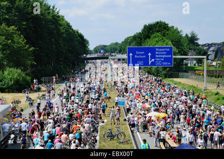 La gente sulla autostrada A40, 'Still-vita un40', in Germania, in Renania settentrionale-Vestfalia, la zona della Ruhr, Bochum Foto Stock