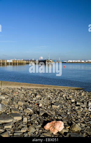 Barche, lasciando blocca la Baia di Cardiff Barrage, Penarth, South Wales, Regno Unito. Foto Stock