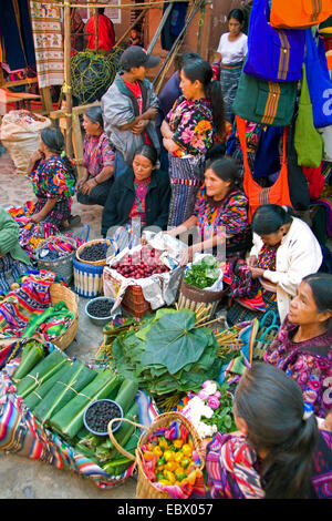Il fornitore locale di donne in colorati vestiti stampati in centro commerciale nei giorni di mercato, Guatemala, Chichicastenango Foto Stock