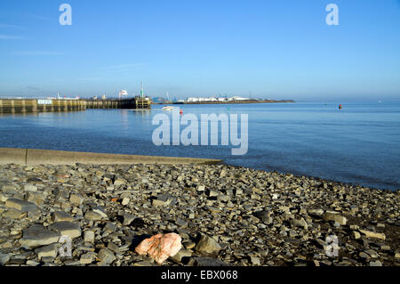 Barche, lasciando blocca la Baia di Cardiff Barrage, Penarth, South Wales, Regno Unito. Foto Stock