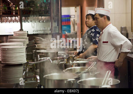 Due cuochi in cucina di un ristorante mongolo Foto Stock