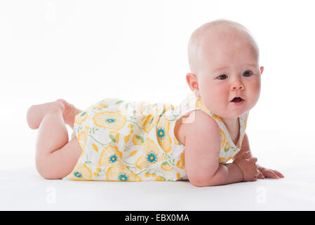 10 mesi di età bambino giacente a terra Foto Stock