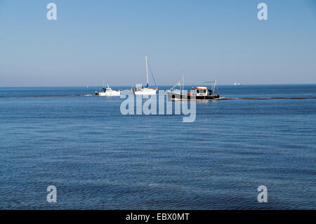 Barche, lasciando blocca la Baia di Cardiff Barrage, Penarth, South Wales, Regno Unito. Foto Stock