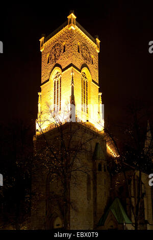 Guglia illuminata di St Lambertus di notte, in Germania, in Renania settentrionale-Vestfalia, la zona della Ruhr, Castrop-Rauxel Foto Stock