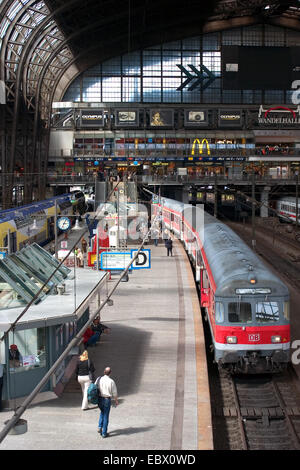 Treno locale nella stazione principale, Germania Amburgo Foto Stock