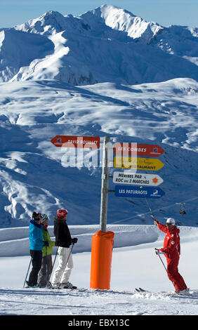 Gli sciatori in Les MÚnuires ski resort, Francia Foto Stock