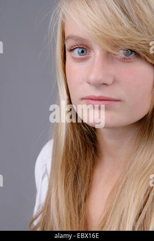 Ritratto di una giovane donna bionda, Germania Foto Stock