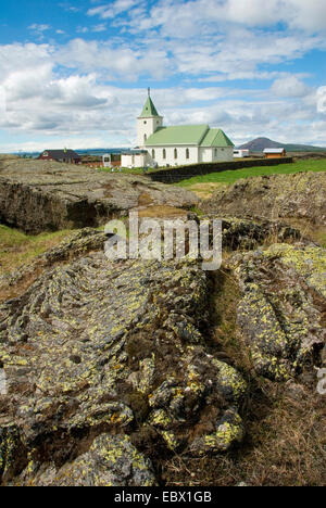 Chiesa in Reykjahlid, Lava Eldhraun con campo di lava in primo piano, Islanda, Reykjahlid Foto Stock