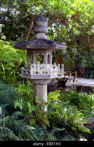 Giardino della Villa Ephrussi de Rothschild con sculture in pietra in aiuole di fiori, Francia, Saint-Jean-Cap-Ferrat Foto Stock