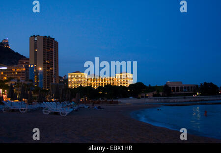 Spiaggia di sabbia con passeggiata dopo il tramonto, Francia, Principato di Monaco Foto Stock