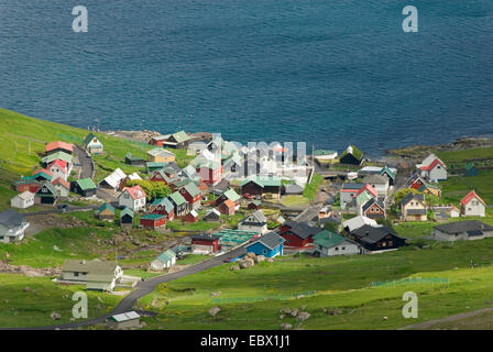 Vista del villaggio und fiordo Funningsfjordur, Danimarca, Isole Faerøer, Esturoy Foto Stock
