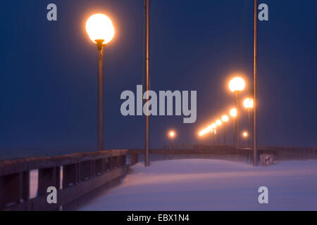 Pontile illuminata di notte, Germania, Meclemburgo-Pomerania, Wustrow, Darss Foto Stock