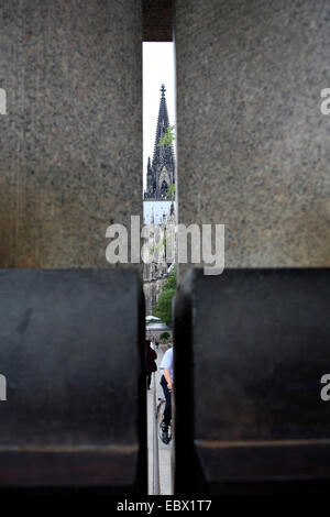 Guardando attraverso la scultura "un'mólto' formano Dani Karavan alla Cattedrale di Colonia, in Germania, in Renania settentrionale-Vestfalia, Heinrich-Boell-Platz, Colonia Foto Stock