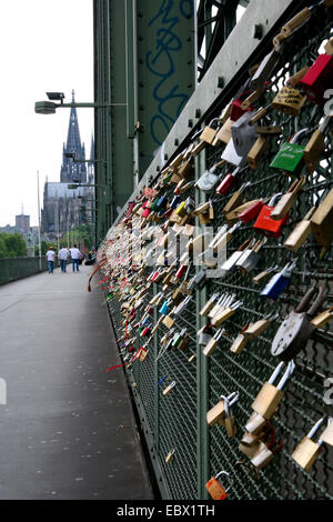 Lucchetti fissato al ponte di Hohenzollern, simbolo per prova di amore, Germania, Nordrhein-Westfahlen, Colonia Foto Stock