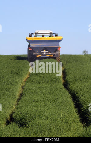 Agricoltore spargimento di concime liquido su verde, Germania Foto Stock