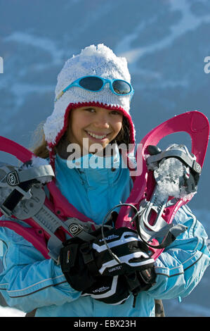 Teen con le racchette da neve, Francia Foto Stock