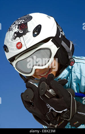 Teen pronto per sciare, Francia Foto Stock