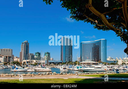 Il Seaport Village Marina nella Baia di San Diego con barche e navi in molo, Stati Uniti, California, San Diego Foto Stock