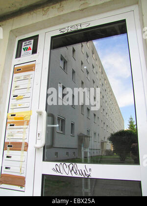 Sportello anteriore in un complesso residenziale area che sta riflettendo un blocco di appartamenti Germania, Meclemburgo-Pomerania, Magdeburg Foto Stock