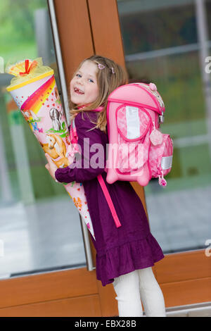 Bambino a partire scuola scuola con cono e patinata, Austria Foto Stock