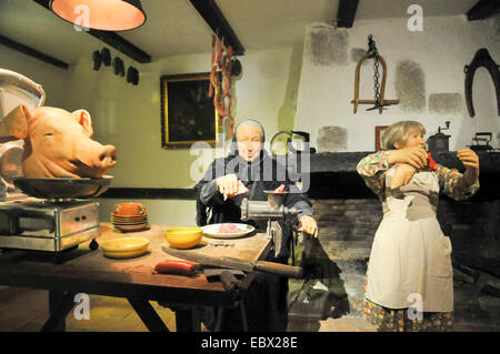 Le donne in cucina un display della tradizionale vita di paese a Bodega El Paratge negozio del vino e museo situato vicino a Tossa de Mar e L Foto Stock